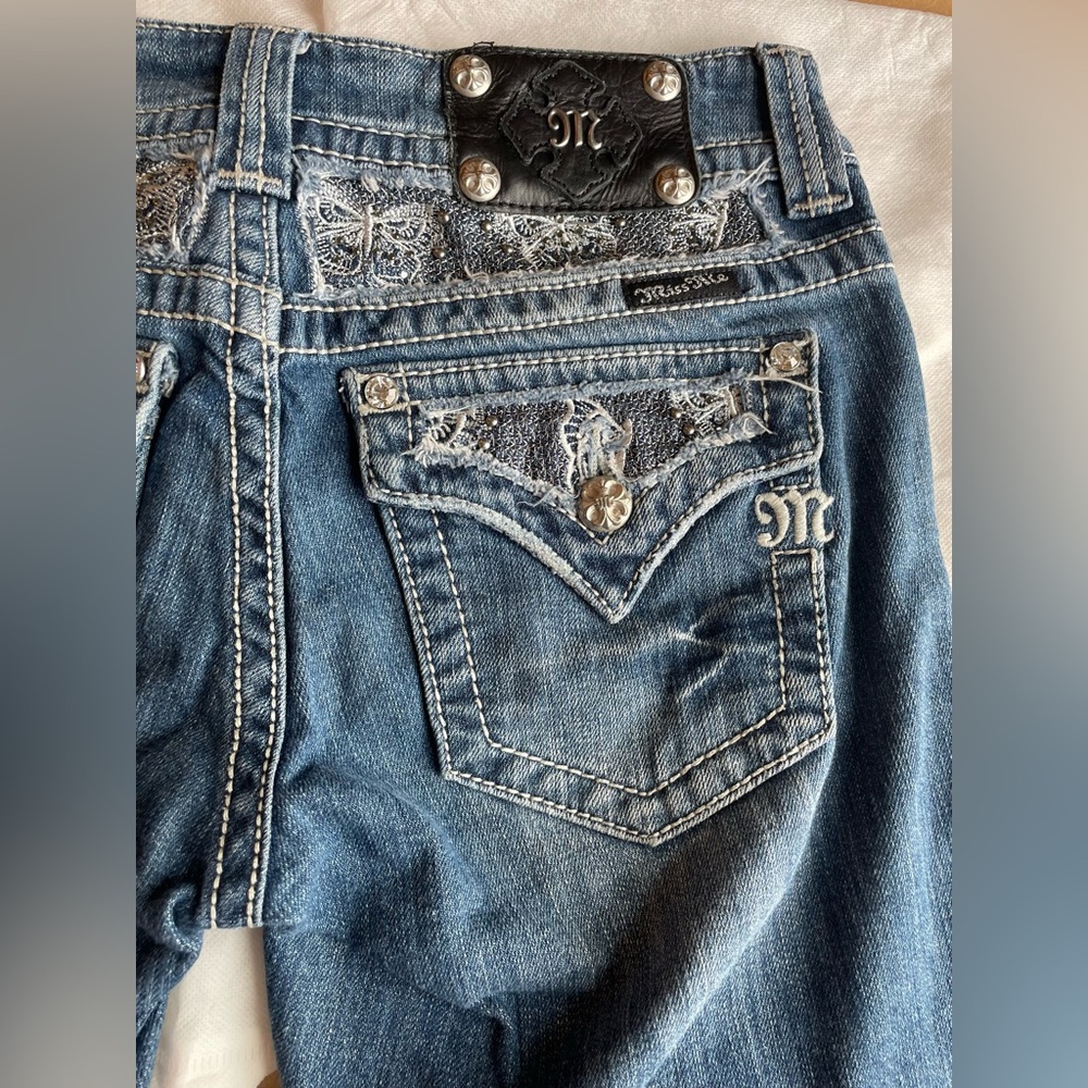 Miss Me Capri Jeans sz 28 Butterflies Rhinestones Embellished Flap Pockets - Picture 5 of 13